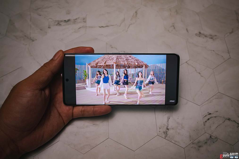 vivo V30 Pro 5G AMOLED display