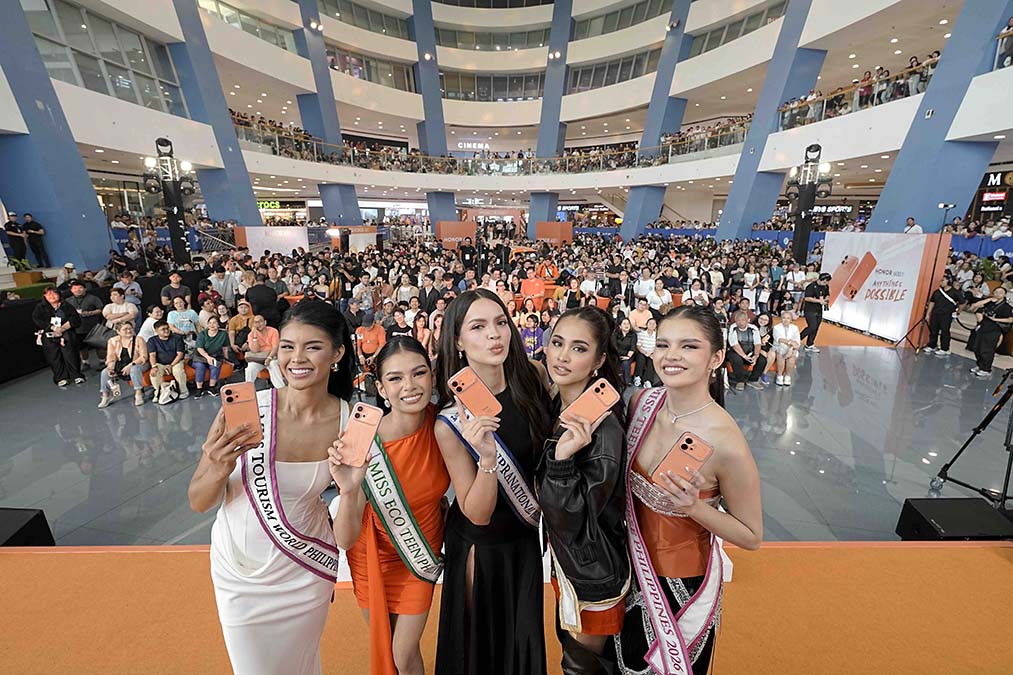 newly-crowned The Miss Philippines queens Allyson Hetland, Jenrose Javier, Trexy Roxas, Marian Arellano, and Catherine Wardle, and reigning Miss Earth Philippines 2025 Joy Barcoma as the host