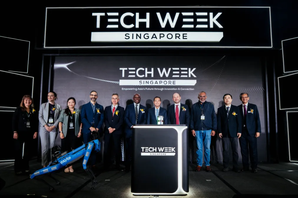 From Left to Right_ Andy Kiwanuka, Managing Director, CloserStill Media (Asia Pacific), Mr Tan Kiat How, Senior Minister of Stat