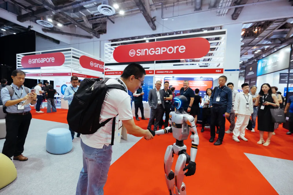Visitor interacting with Humanoid Robot at Tech Week Singapore 2025 (Image Credits - Tech Week Singapore)